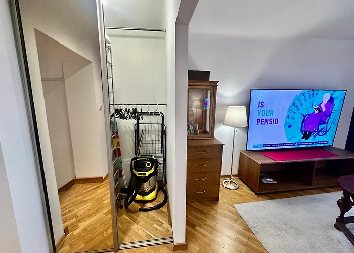 Old Town View Wifi 300 Mb/s Huge Screen Netflix Appletv Amazontv * Warsaw