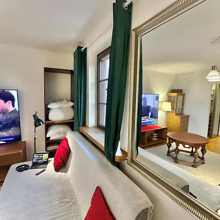Old Town View Wifi 300 Mb/s Huge Screen Netflix Appletv Amazontv アパート ワルシャワ